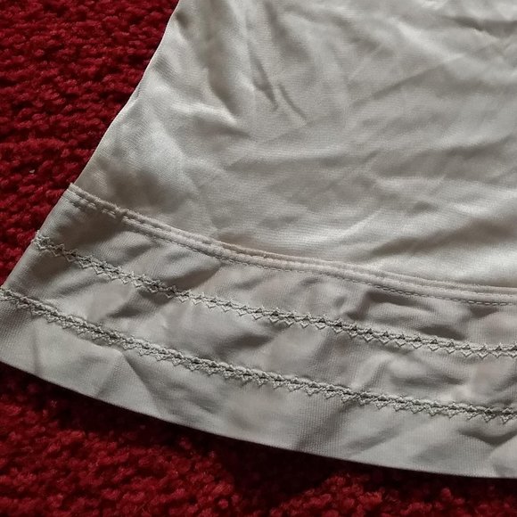 vintage 80s cream midi below the knee half slip - Picture 2 of 10